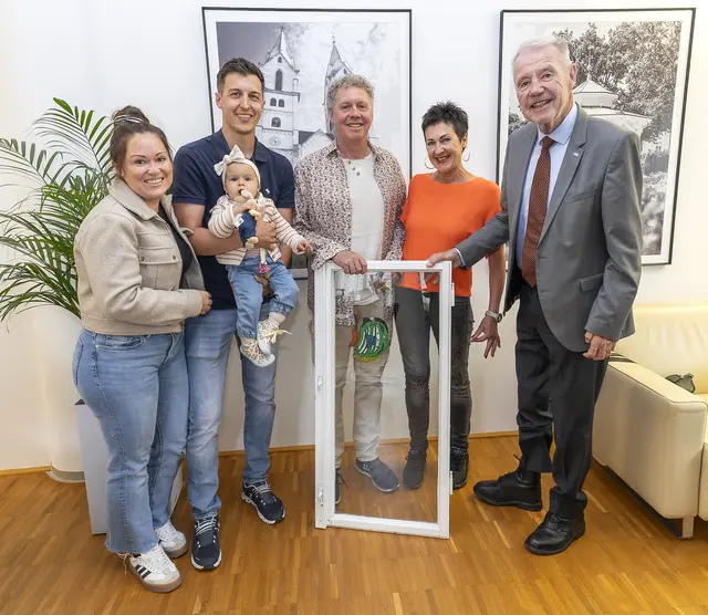 Bettina Gansterer, Matthias Kornberger mit Paulina, Harry Tremmel, Romana Tremmel-Kornberger und Bürgermeister Klaus Schneeberger (ÖVP). | Foto: Stadt Wiener Neustadt/Weller