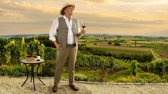 Nicholas Ofczarek in der burgenländischen "Toskana", dem Blaufränkischland | Foto: Burgenland Tourismus/Andreas Hafenscher
