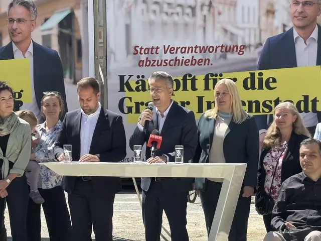 Kurt Hohensinner am Mikrofon. 
