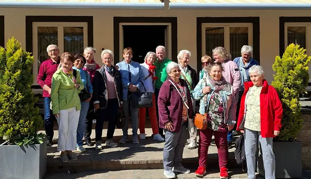 Die Halleiner Pensionisten vor dem Rupertihof in Ainring. | Foto: Steinbichler