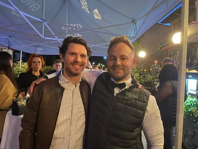 Gastronomen und Freunde halten zusammen: Maximilian Grabner vom Sporthotel Kapfenberg mit Hannes Friessnegg | Foto: Andrea Stelzer