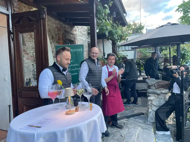 Friessnegg mit den beiden Serviceleitern von Bruck und Kapfenberg | Foto: Andrea Stelzer