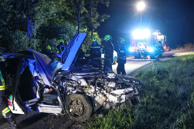 Ein Auto kam in Steinerkirchen an der Traun von der Fahrbahn ab und prallte gegen mehrere Bäume. | Foto: laumat.at