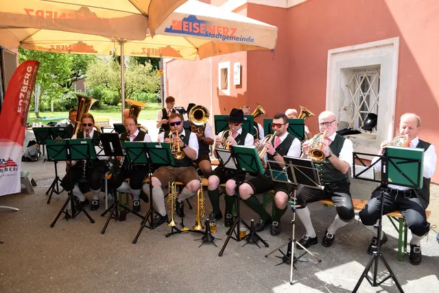 Für die musikalische Unterhaltung sorgten die Bauernmusik der Stadtmusikkapelle Eisenerz sowie die Erzklang Musi.