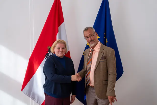 Pflegeministerin Korinna Schumann (SPÖ) und Klaus Widl, Präsident des Österreichischen Behindertenrats. | Foto: BMSGPK/David Habermann