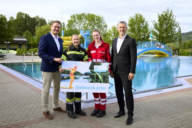 Die beiden Stadträte Florian Havel (zuständig für Blaulichtorganisationen, li., ÖVP) und Roland Honeder (zuständig für Bäder, re. ÖVP) freuen sich, den Mitgliedern von Feuerwehr und Rotem Kreuz kostenloses Bade- und Freizeitvergnügen zu ermöglichen – im Bild mit Johanna Kaufmann von der Feuerwehr Klosterneuburg und Sophie Szöke vom Roten Kreuz Klosterneuburg.
 | Foto: Ben Leitner 
