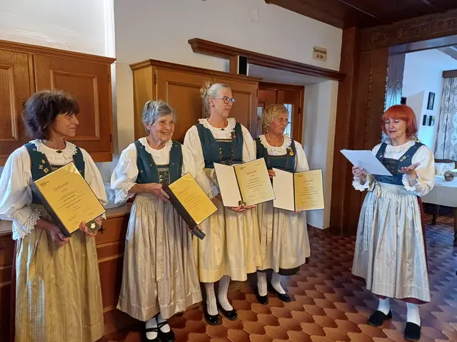 Silvia Bangratz (rechts im Bild) trug ihre liebevoll gereimten und zu jeder der Geehrten passenden Verse vor. | Foto: Monika Hammerl