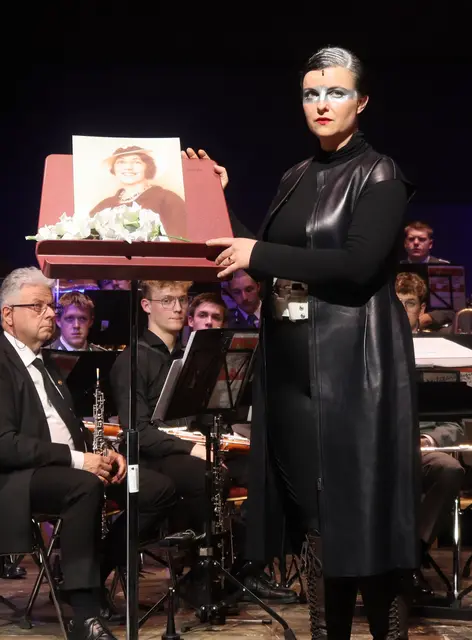 Elisabeth de Roo mit einem Portrait der Pazifistin und Widerstandskämpferin Irene Harand, auf die von den Nationalsozialisten ein Kopfgeld ausgesetzt war. | Foto: Tatschl