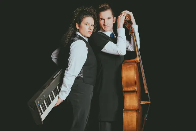 Claudia Kottal und Augustin Groz bei der Probe zu "Das tragische Schicksal der Sonate Nr. 2" - die Instrumente spielen sie natürlich selbst! | Foto: Tim Dornaus