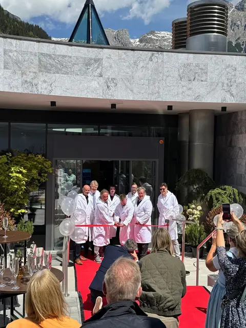 Feierliche Eröffnung des Badehauses Werfenweng: mit (v.l.) Robert Fliesser, Großkundenbetreuer der BKS; Mag. Manfred Geiger, Chef der BKS Steiermark; Peter Kothgasser, Geschäftsführung der Werfenwenger Hotelerrichtungs GmbH; Ricardo Gschiel, örtliche Bauaufsicht; Markus Buchhagen, Direktor aja Bergresort Werfenweng; Patrick Matern, stellv. Direktor aja Bergresort Werfenweng; Dipl. Ing. Architekt Hermann Eisenköck; Bmst. DI Andreas Mairitsch, K100.  | Foto: Maria Astner