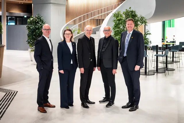 V.l.n.r.: Dr. Christof Splechtna (Vorstand der Raiffeisen-Landesbank Tirol), Gabriele Kinast (Vorständin der Raiffeisen-Landesbank Tirol), Mag. Christoph Pichler und MMag. Johann Traupmann (Pichler &amp; Traupmann Architekten), Mag. Thomas Wass (Vorstandsvorsitzender der Raiffeisen-Landesbank Tirol) | Foto: allaweil