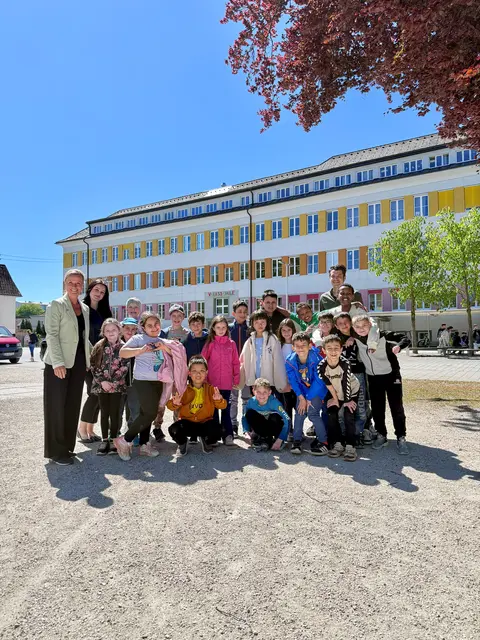 Kinder der Ganztagsschule Vöcklabruck mit Direktor Tom Hutchison und Bildungsstadträtin Bianca Lindinger. | Foto: Peter Schobesberger