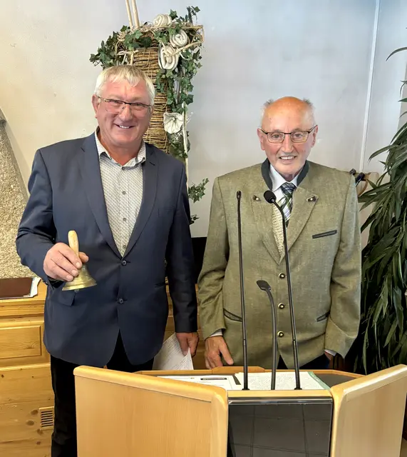 Mit der Überreichung der traditionellen Seniorenbund-Glocke wurde die Nachfolge besiegelt: Fritz Dallinger (rechts) übergibt an den neuen Obmann Franz Spitzbart-Hiebleitner. | Foto: SB Kirchham