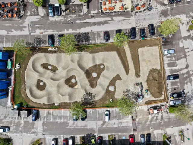 Im Gewerbegebiet Obertrum entsteht auf einer Fläche von etwa 1.300 Quadratmetern eine Sportanlage mit Pumptrack und Freeriding Parcour.  | Foto: Bernhard Seidl