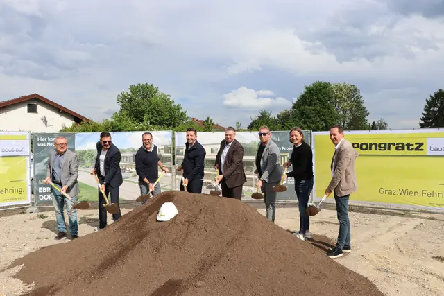 Spatenstich: Harald Kuchwalek (Stadtrat für Stadtentwicklung und Wirtschaft in Ebreichsdorf), Alexander Török (CEO T.T.), Bmstr. Ing Michael Cervenka (Bauamtsleiter Stadtgemeinde Ebreichsdorf), Hannes Schreiner (CEO Technopark Raaba), Bürgermeister Wolfgang Kocevar (Stadtgemeinde Ebreichsdorf), Oliver Werinos (CEO T.T.), Günther Lederhaas (CEO Granit) und Bmstr. DI Markus Pein, MSc (Markus Pein Baumanagement GmbH). | Foto: T.T. Immobilien Holding