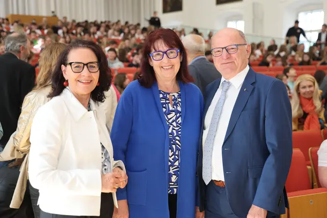 Im Bild: Landesrätin Daniela Gutschi und Bildungsdirektor Rudolf Mair mit der ersten Direktorin einer Musikmittelschule in Salzburg, Brigitte Kratochwill. | Foto: Neumayr