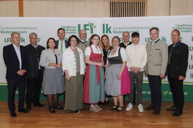 1. Reihe (v.l.): Alexander Stöger (NÖ Versicherung), Abteilungsleiterin Martina Schauer, Romana Weber, Lisa-Marie Bichl, Christa Hübl, Jonas Ratheiser, LK NÖ-Präsident Johannes Schmuckenschlager, Kammersekretär Bernhard Löscher; 2. Reihe (v.l.):, LFI NÖ-Obmann Andreas Ehrenbrandtner, Kammerdirektor Franz Raab, Landesgüterdirektor Erhard Kührer, Daniela Aigelsreiter (NÖ Versicherung), LFI NÖ-Geschäftsführer Reinhard Polsterer. | Foto: LFI NÖ/Sophie Nagl-Balber