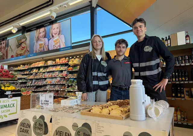 Schenkten im Spar-Supermarkt Eberndorf Kaffee für den guten Zweck aus: Spar-Mitarbeiter Daniel Sadnek (Mitte) mit Julia Wernig und Markus Werkl vom Jugendzentrum "Okay" | Foto: Caritas