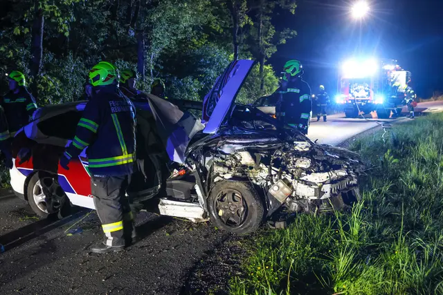 Ein Auto kam in Steinerkirchen an der Traun von der Fahrbahn ab und prallte gegen mehrere Bäume. | Foto: laumat.at