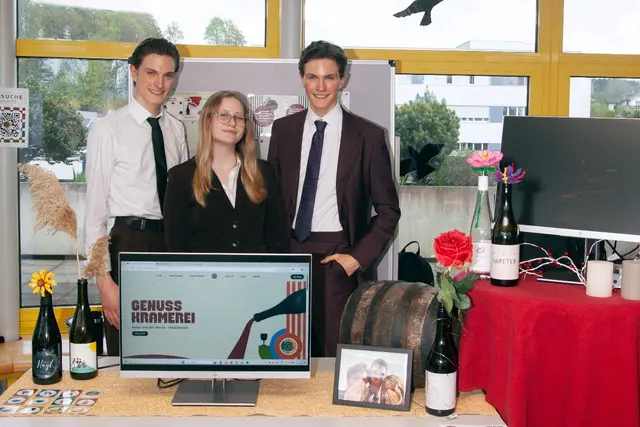Die Maturant:innen Jakob und Moritz Platzer sowie Pia Wimmer von der Business School Vöcklabruck stellen sich dem Wettbwerb. | Foto: Michael Hofstätter