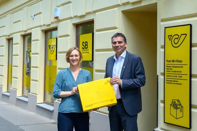 von links: Bezirksvorsteherin Lea Halbwidl (SPÖ) und Generaldirektor-Stellvertreter der Post, Peter Umundum. | Foto: Österreichische Post AG