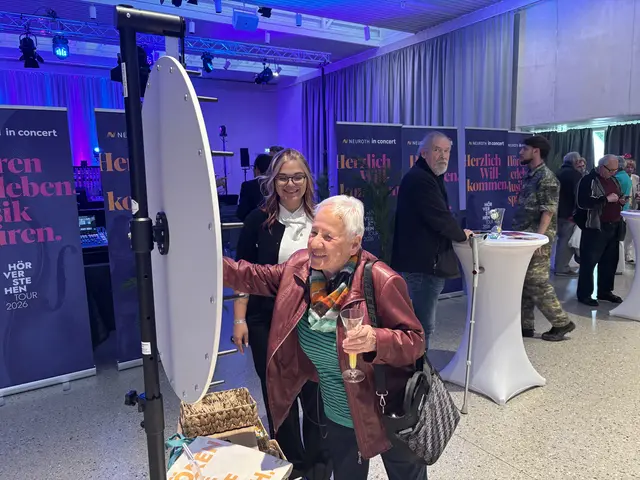 Marianne Rumpler erdrehte sich beim Glücksrad ein Erste-Hilfe-Set. | Foto: Schauer