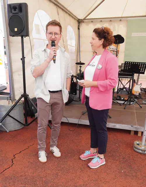 Lebenshilfe Fürstenfeld Geschäftsführer Armin Lorenz mit Moderatorin Gudrun Puchas. | Foto: Waltraud Wachmann