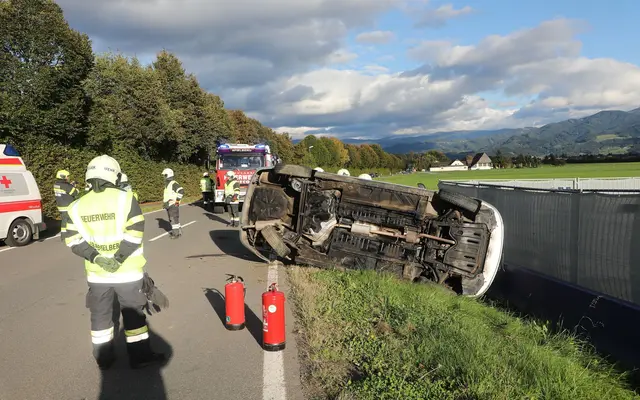 Ein Verkehrsunfall von 378 weiteren: Pkw liegt im Graben.