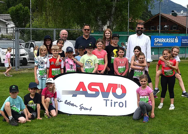 Bgm. Christian Ritzer (Niederndorf); Hans Schliechenmaier (ASVÖ Tirol) und Volksschuldirektor von Niederndorf Wolfgang Hoffmann.  | Foto: ASVÖ-Tirol