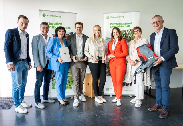 Bei der Lehrlingsauszeichnung v. li.: Michael Reindl (Vizebürgermeister Vomp), Karl Eberharter (Bürgermeister Strass im Zillertal), Andrea Ager (Vizepräsidentin Arbeiterkammer Tirol), Andreas Bletzacher (Standortleiter und Lehrlingsausbildner Maschinenring Schwaz), „Lehrling des Monats Mai 2026“ Theresa Eder, Arbeits- und Jugendlandesrätin Astrid Mair, Gudrun Schwaiger (Direktorin Fachberufsschule Schwaz-Rotholz) und Stefan Bletzacher (Bezirksstellenleiter Schwaz Wirtschaftskammer Tirol) | Foto: Land Tirol/Hörmann