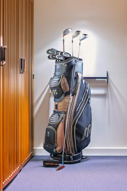 Zusätzlich empfiehlt sich eine Golftasche und eventuell ein Golfhandschuh. | Foto: pexels / Marcelo Verfe