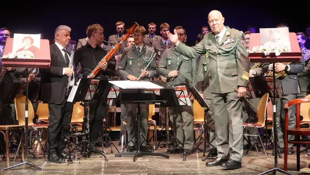 Militärmusik Tirol mit Dirigent Oberst | Foto: Tatschl