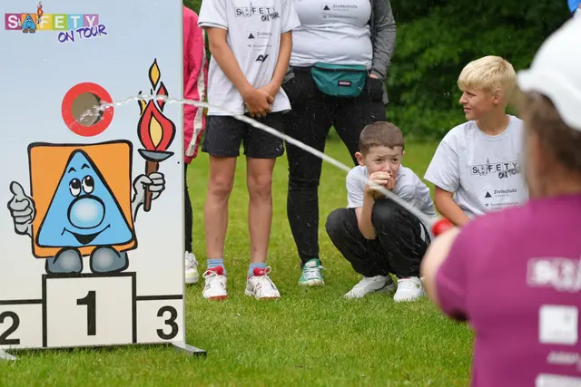 Vom Löschwettbewerb bis zur Ersten Hilfe bei einem Fahrradunfall waren bei der Kindersicherheitsolympiade in Langkampfen Wissen und Geschick gefragt.
 | Foto: Land Tirol / Reiter