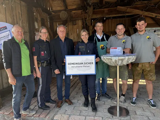 "Gemeinsam sicher" hieß es bei der Eröffnung der Schratlsaison 2026 in der Schratlhütte. | Foto: MeinBezirk/W. Fischer