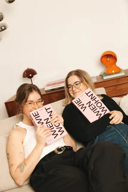 Malou Gahleitner (r.) und Stephanie Bendekovics sind dafür verantwortlich, dass aus dem Kanal "Wie Wien Wohnt" ein Buch wurde.  | Foto: Wie Wien Wohnt
