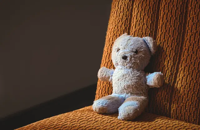 In Tirol steht ein Elternpaar im Verdacht, ihre 7-jährige Tochter gröblich vernachlässigt zu haben, nachdem die Tochter bereits am 28. April von ihren Eltern in einem verwahrlosten und lebensbedrohlichen Zustand ins Krankenhaus gebracht worden war. (Symbolbild) | Foto: smarterpix/tennesseewitney