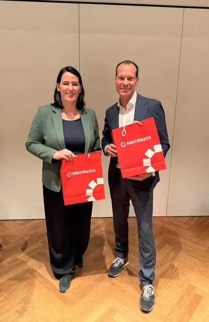 Thomas Zerlauth, Geschäftsführer RegionalMedien Tirol, überreichte Barbara Thaler im Rahmen des Treffens des Management Club Innsbruck ein Geschenk als Zeichen der Wertschätzung. Im Anschluss stand der gemeinsame Austausch mit den Gästen aus Wirtschaft und Politik im Mittelpunkt. | Foto: MeinBezirk/sprenger
