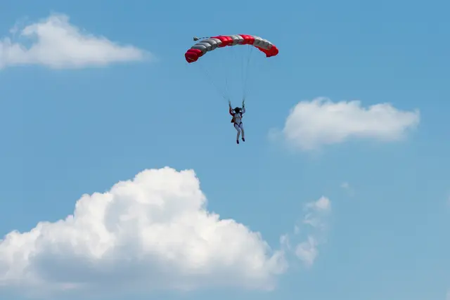 Während des Landeanflugs soll der 56-Jährige an Höhe verloren haben. (Symbolfoto) | Foto: stock.adobe.com/at/danmir12 