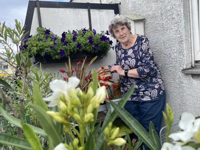 Gerti Navratil wurde für ihren blühenden Balkon ausgezeichnet. | Foto: Patricia Hillinger