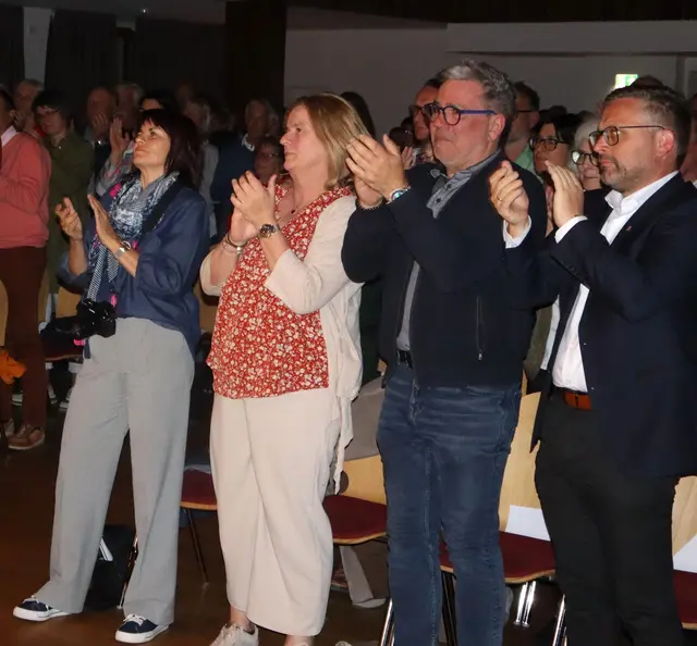 Standing Ovations nach der Vorstellung, das Publikum erhob sich sofort von den Plätzen und applaudierte viele Minuten, es flossen auch Tränen.  | Foto: Tatschl