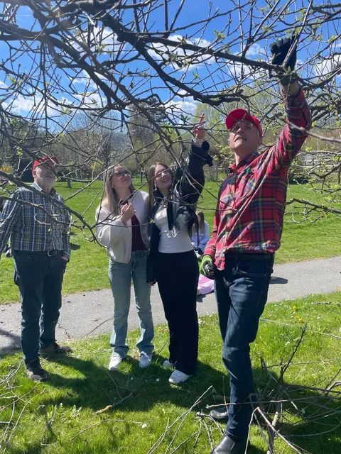 Im Schulgarten konnten die Schülerinnen gleich die Praxis erproben. | Foto: FS Maria Lankowitz