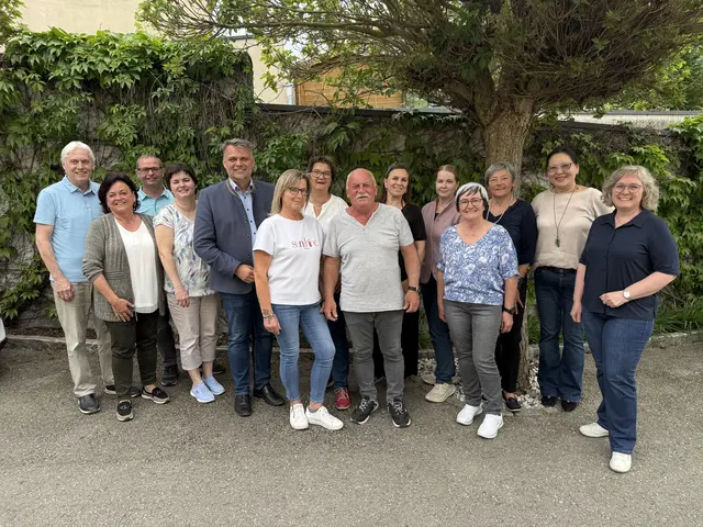 Josef Schimbäck, Ingrid Michlmayr, Mario und Christina Halbmayr, Bürgermeister Lukas Michlmayr, Regina Reitner, Elisabeth und Wolfgang Mayrhofer, Michaela Hartlauer, Lisa Dieminger, Ingrid Scharfmüller, Maria Neubauer, Erdenechimeg Choijil, Roswitha Lehofer
Nicht am Foto: Monika Schimbäck, Cäcilia Doppelreiter, Katarzyma Stifter, | Foto: Stadtgemeinde Haag