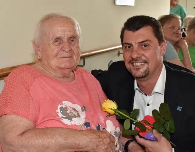 Bewohnerin Marie Weber mit Rainer Hirschmann