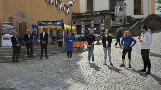 Etablierte und junge Europapolitisch Engagierte begaben sich zum Europatag in Kufstein in eine Gesprächsrunde.  | Foto: Maria Reitberger