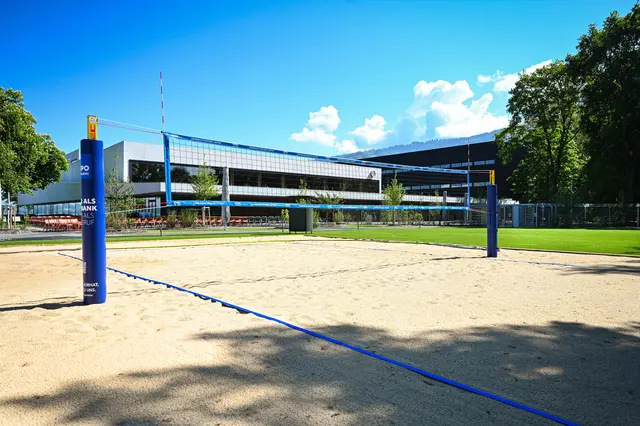 Mit dem Rückbau des alten Seehallenbades konnten Flächen für die Gastgartenerweiterung und für Sportanlagen wie ein Streetball-Feld, einen Fußballplatz sowie zwei Volleyballplätze gewonnen werden. Seebad Bregenz Neu. | Foto: Udo Mittelberger