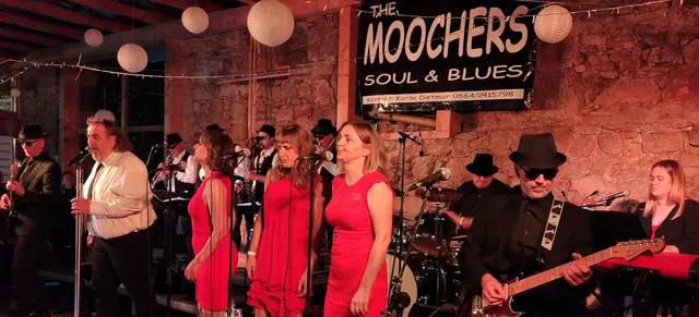 „The Moochers“ geben – ein letztes – Konzert am Marktplatz