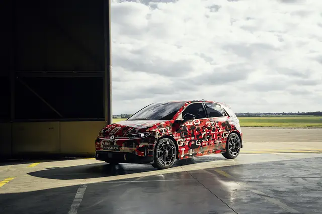 Weltpremiere am Nürburgring, der „Grünen Hälle“: Der neue Volkswagen ID. Polo GTI trägt als erstes Elektroauto das berühmte GTI-Emblem zum 50. GTI-Jubiläum.  | Foto: Volkswagen
