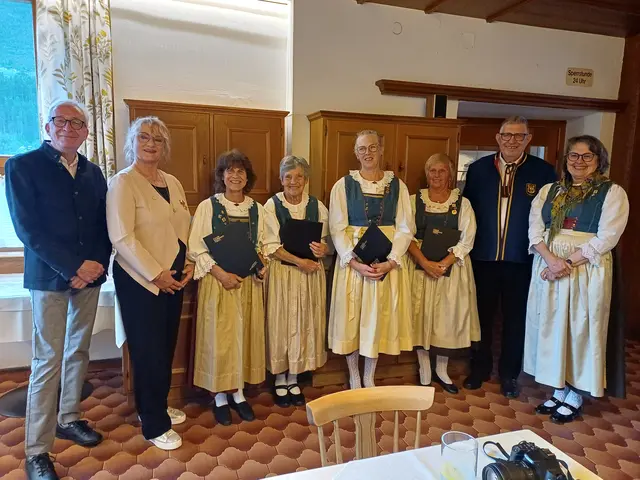 Bgm. Herbert Mayer, Bezirksobfrau des Chorverbandes Tirol Atti Pahl mit den Geehrten Erika Reheis, Annemarie Zangerl, Walburga Neurauter und Gertrud Brunner, Chorleiter Josef Kranebitter und Obfrau Elisabeth Vögele (v.l.) | Foto: Monika Hammerl
