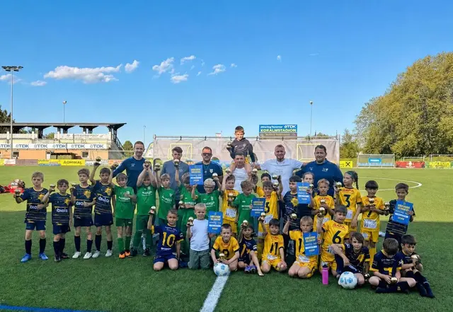 Gruppenfoto der Kinder beim Funino Cup