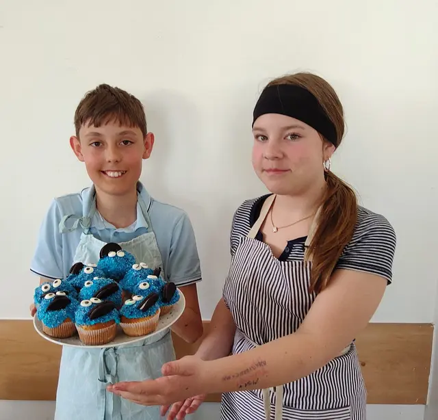 Beim Backduell der Klassen 2b und 2c der Sport/Mittelschule St. Valentin/Schubertviertel drehte sich alles um Cupcakes und Miniküchlein.  | Foto: Sport/Mittelschule St. Valentin